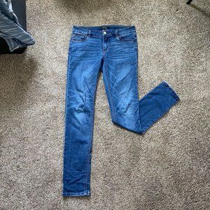 Comfortable jeans, soft and stretchy denim,straigt to skinny cut wit half raise.